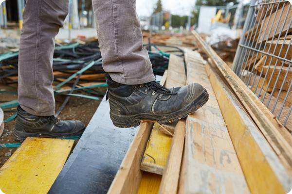 Sicherheitsschuhe auf einer Baustelle