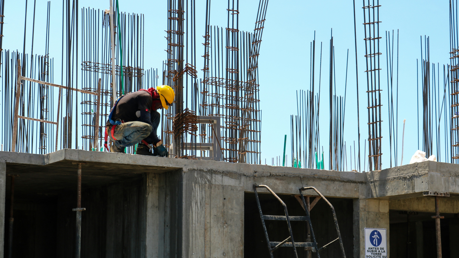 Bauarbeiter arbeitet am Fundament auf einer Baustelle