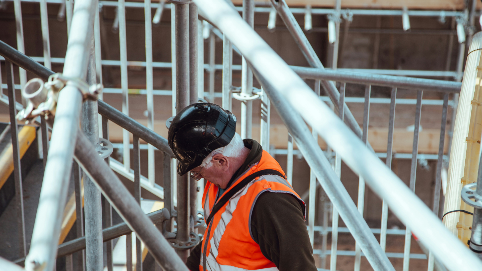 Bauarbeiter geht die Treppen auf einer Baustelle hoch