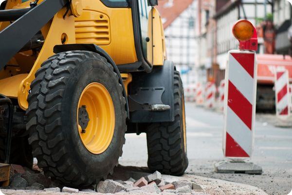 Baumaschine auf einer Straße