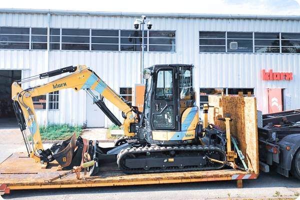 Minibagger im klarx Logistikzentrum München