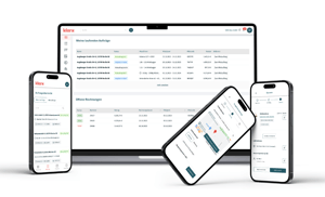 Ein Laptop und drei Smartphones auf denen die App klarxMANAGER geöffnet ist um Baumaschinen digital zu mieten