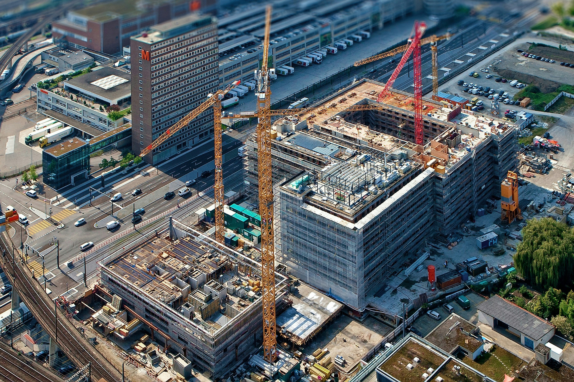 Fotografie einer Baustelle mit Kranen