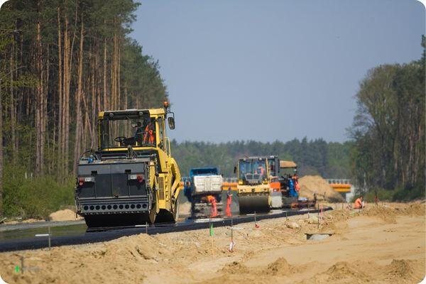 Baumaschinen auf der Straße