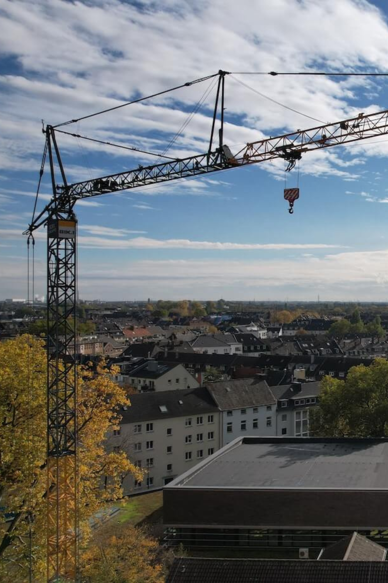 Turmdrehkran auf einer Baustelle in Düsseldorf